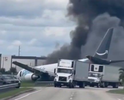Un avión de carga de Amazon se sale de la pista y se estrella en un aeropuerto de Miami