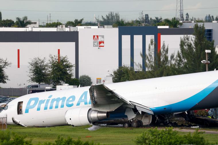 Un avión de carga de Amazon se salió de la pista en el aeropuerto de Miami y arrolló varios vehículos: al menos cinco muertos