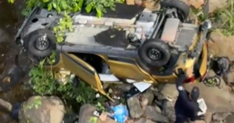 Joven resulta herido tras caer por barranco desde autopista en San Juan