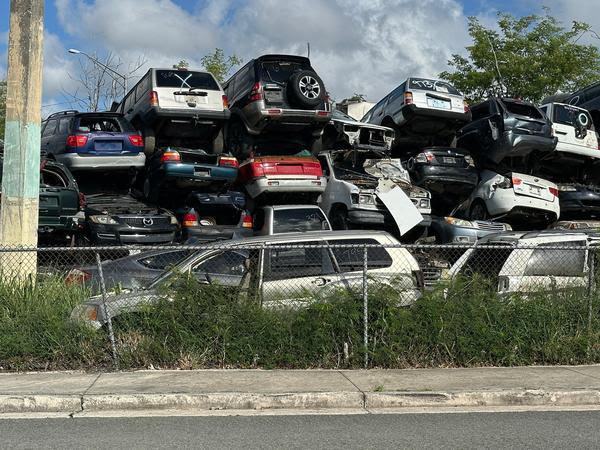 Piden investigar y remover montaña de vehículos en Río Piedras