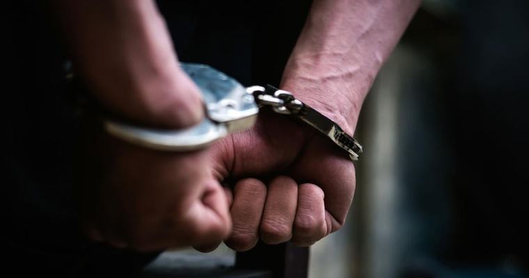 Agentes arrestan a hombre que intentaba robarse las puertas y ventanas de una residencia