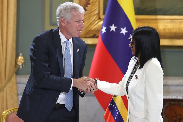 Delcy Rodríguez dice que la Venezuela petrolera ayudará a equilibrar la economía mundial