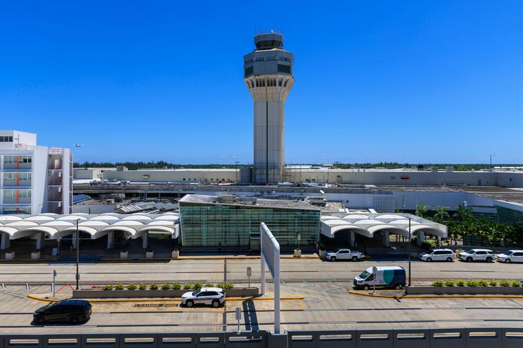 Avión que salió de Puerto Rico se sale de la pista en Miami