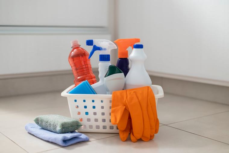 Retiran 6.3 millones de limpiadores por riesgo de exposición a bacterias
