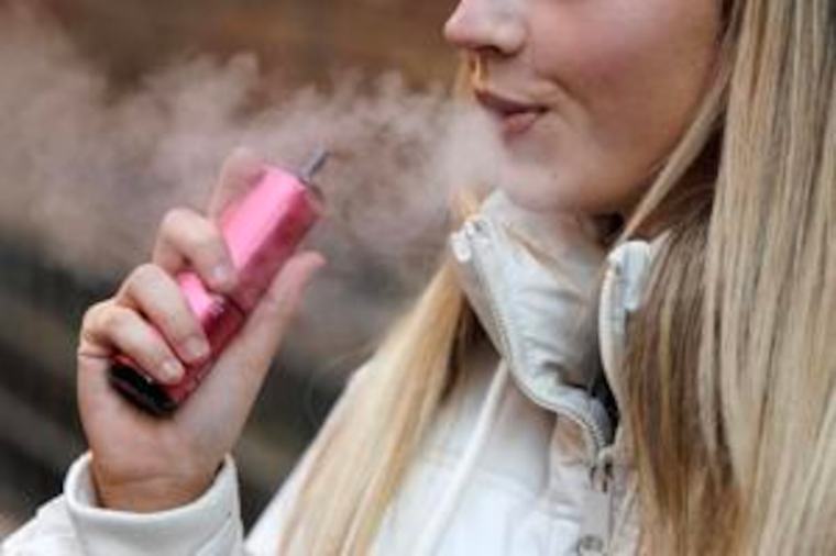 Tres macroestudios muestran que el consumo de tabaco y ´vapers´ comienza cada vez más pronto