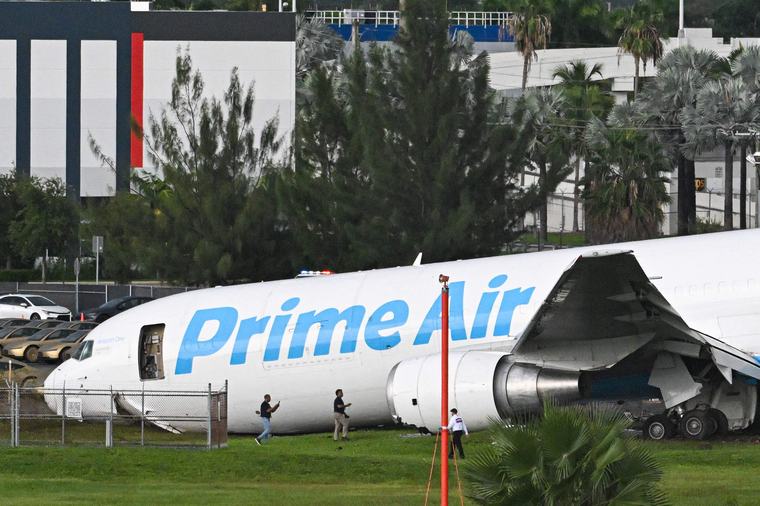 Los videos y fotos del avión de Amazon que se despistó en Miami, chocó autos y dejo al menos cinco muertos